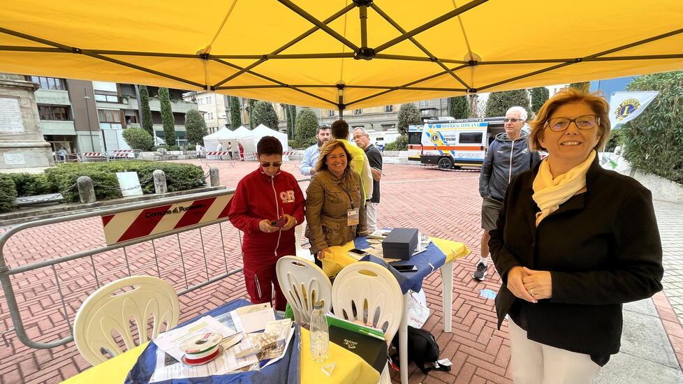 Le strutture dell’iniziativa “La salute scende in piazza” a Pontedera che andrà avanti anche stamani (Foto Silvi)
