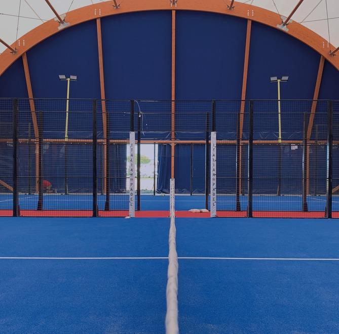 I campi al coperto nel nuovo complesso dedicato al padel a Gello