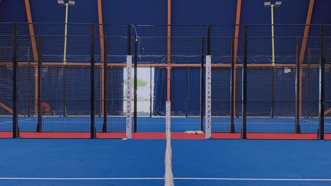 I campi al coperto nel nuovo complesso dedicato al padel a Gello