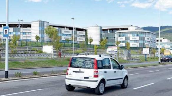 Il Velocar su viale XI Ago- sto, di fronte alla Scuola Marescialli dei Carabinieri