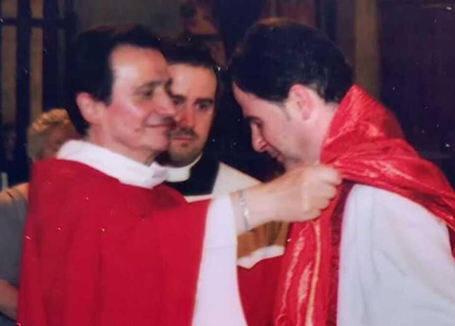 Don Leonildo Toni (a sinistra) veste don Maurizio Andreini durante l’ordinazione di quest’ultimo