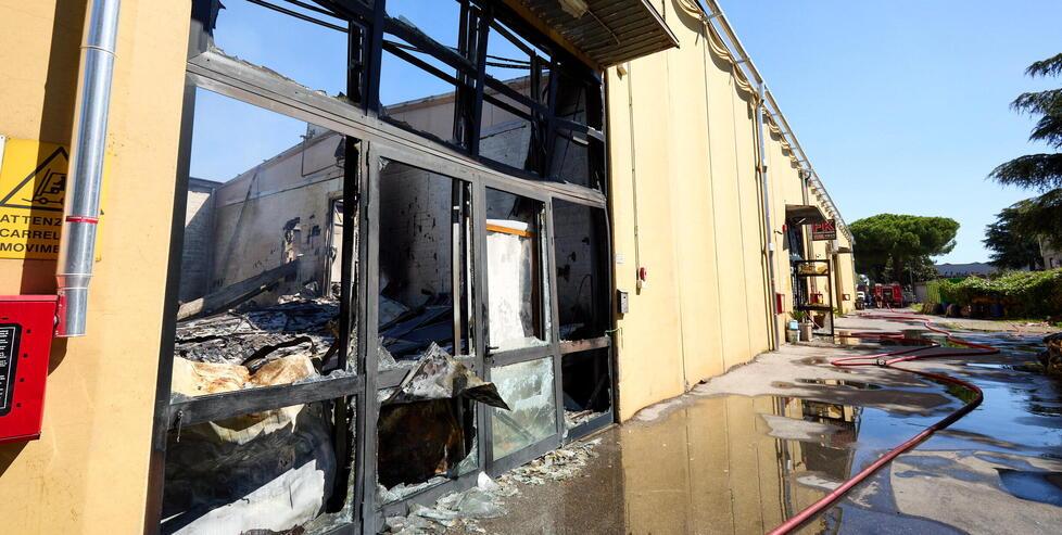 I danni provocati dall’incendio scoppiato nella notte tra martedì e mercoledì in via Gora del Pero (foto Autovino)