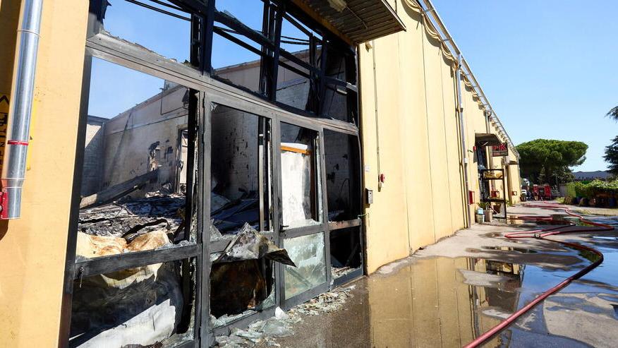 I danni provocati dall’incendio scoppiato nella notte tra martedì e mercoledì in via Gora del Pero (foto Autovino)