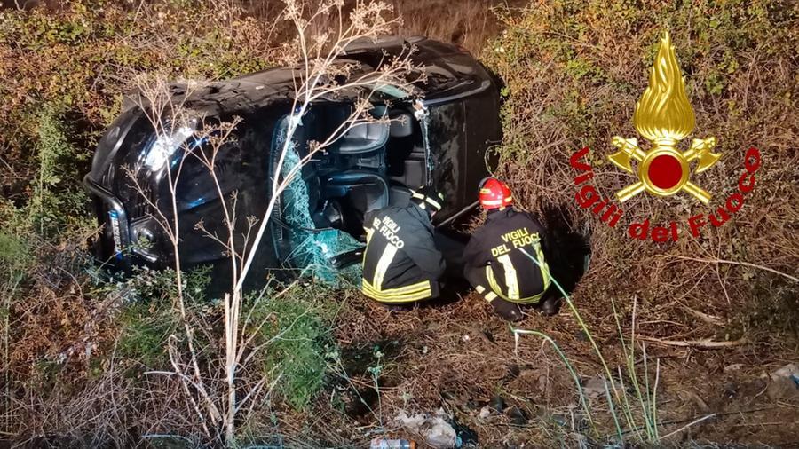 Con l’auto fuori strada, ferito un giovane a Benetutti