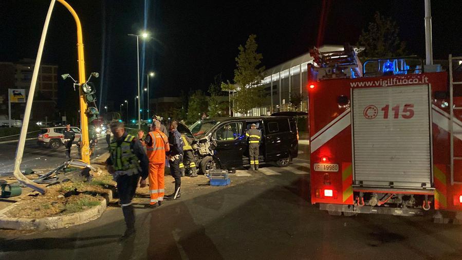 Lo schianto sul viale (Foto Silvi/landa)