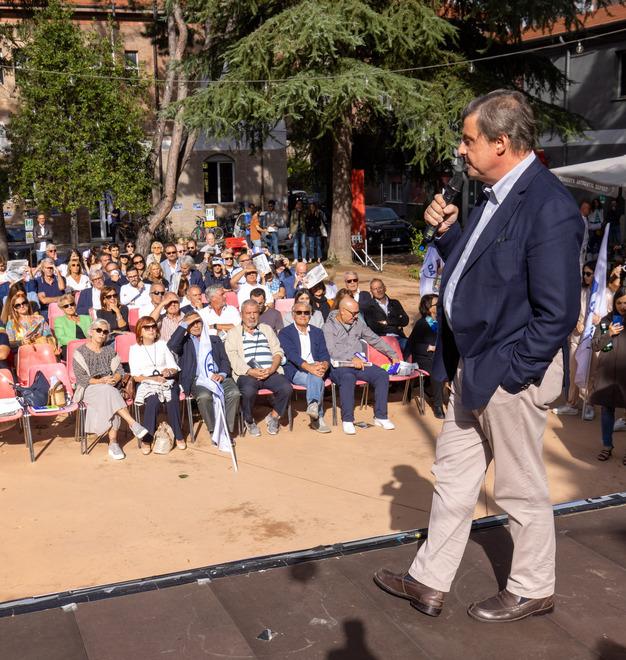 Calenda: Meloni rimandata dall’Europa, durerà sei mesi