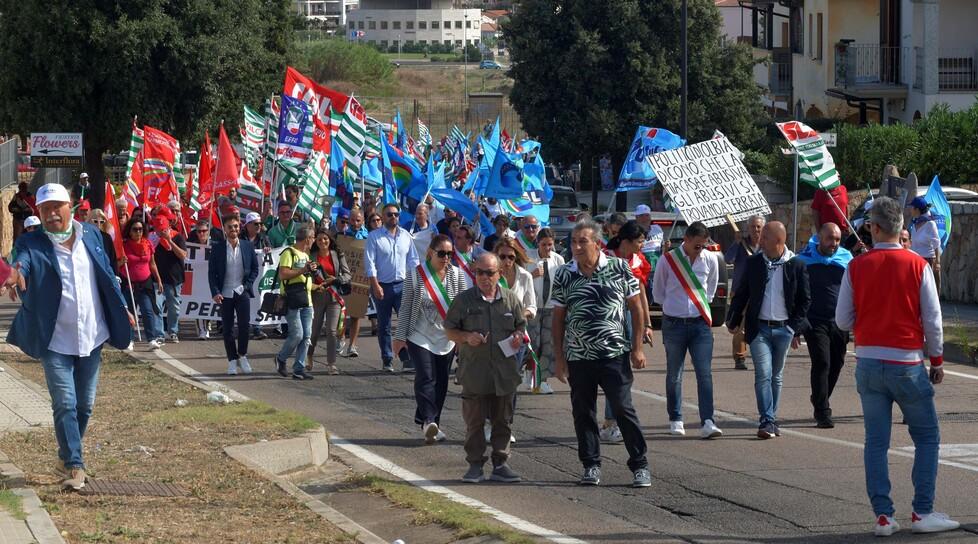 Olbia, centinaia di cittadini alla marcia di protesta: «Sanità negata, ora basta» 