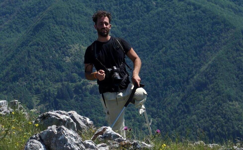 David in vetta a una montagna