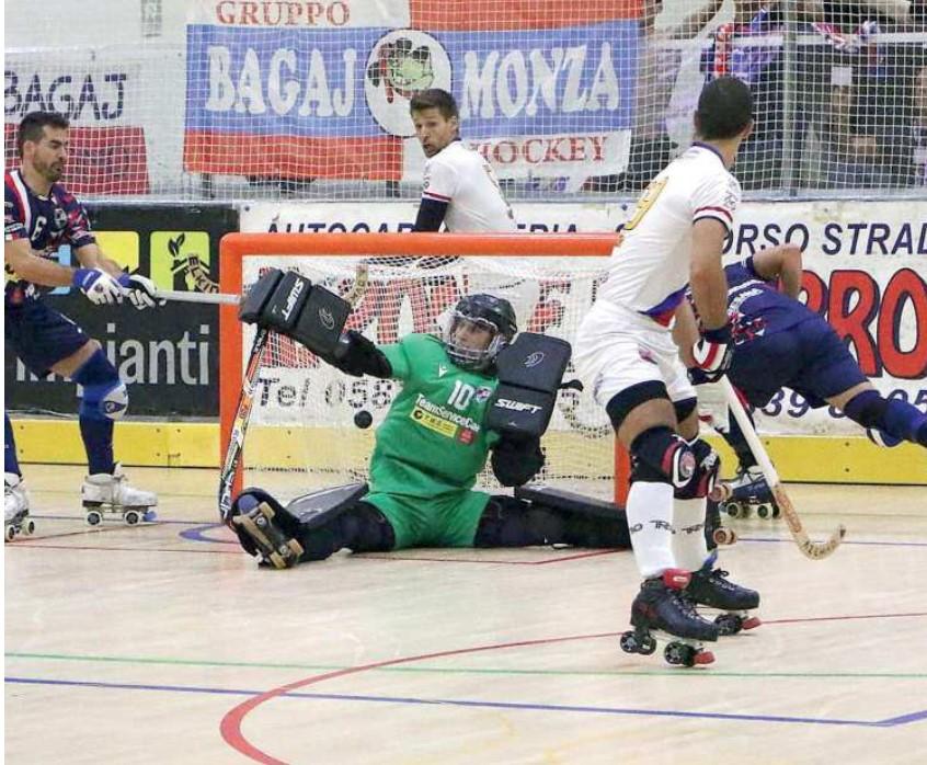 
	Una fase di gioco tra il Forte dei Marmi e il Monza (Paglianti/ Matelli)

