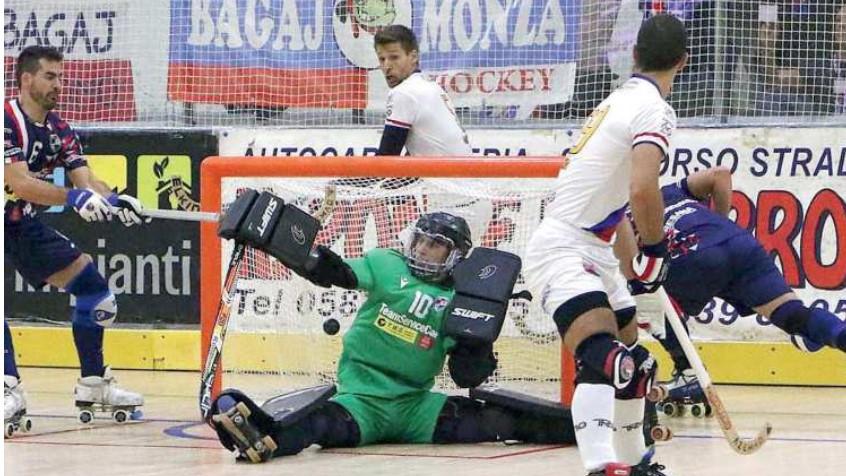 Una fase di gioco tra il Forte dei Marmi e il Monza (Paglianti/ Matelli)