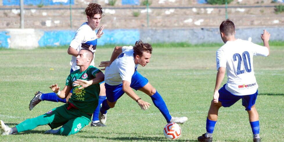 Nella foto, un’azione del match di Coppa contro l’Invictasauro che ha visto il Piombino sconfitto nel finale (Foto PaBar)
