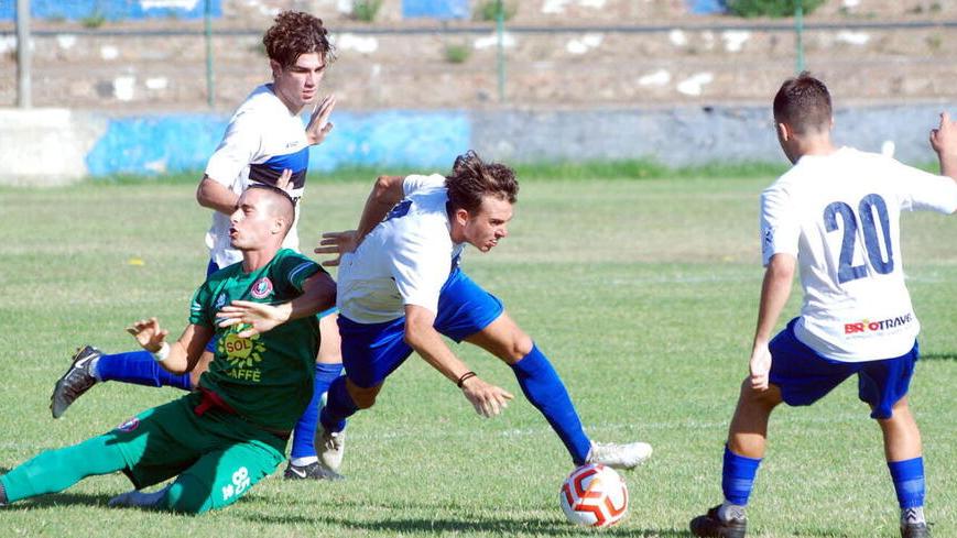 Nella foto, un’azione del match di Coppa contro l’Invictasauro che ha visto il Piombino sconfitto nel finale (Foto PaBar)