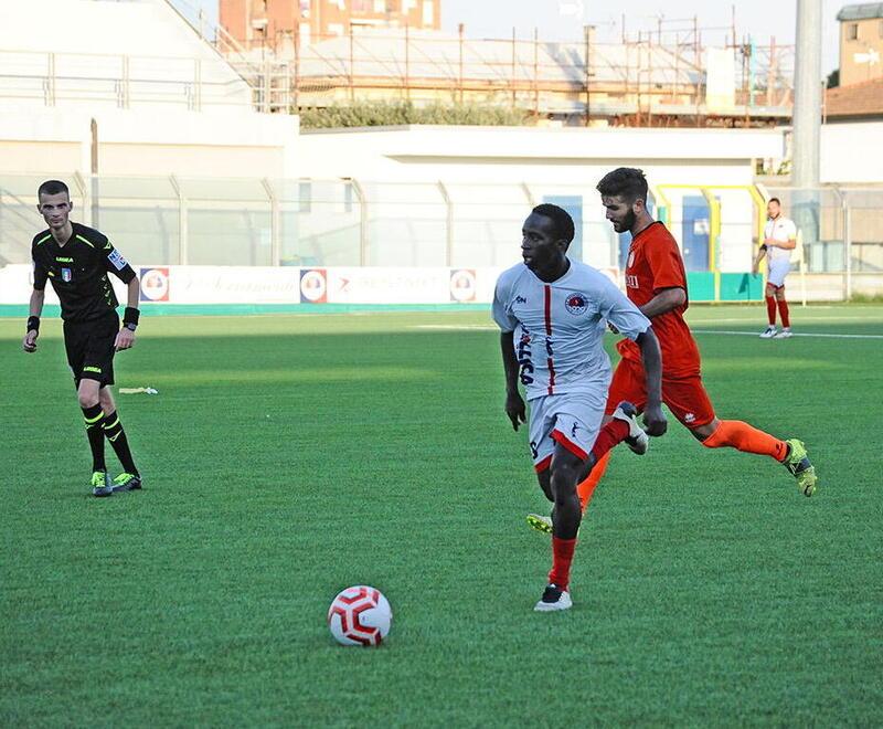 Nella foto, Mohamed Diagne in azione durante una delle amichevoli pre-campionato disputate dal Cecina