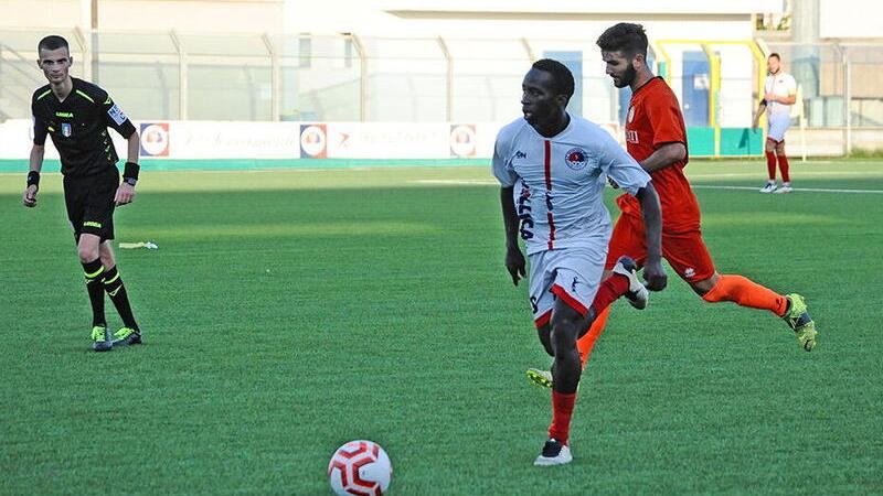 Nella foto, Mohamed Diagne in azione durante una delle amichevoli pre-campionato disputate dal Cecina