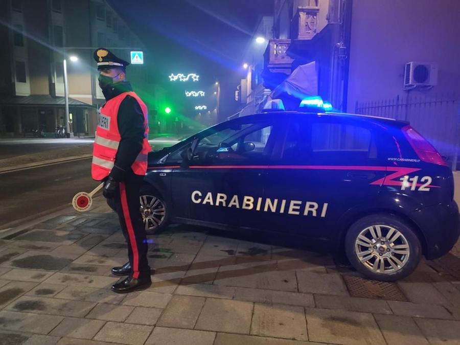 Alla guida dell’auto non assicurata forza un posto di blocco e fugge, multata la proprietaria