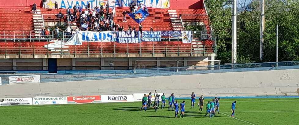 I giocatori del Prato salutano i propri tifosi allo stadio Morgagni di Forlì