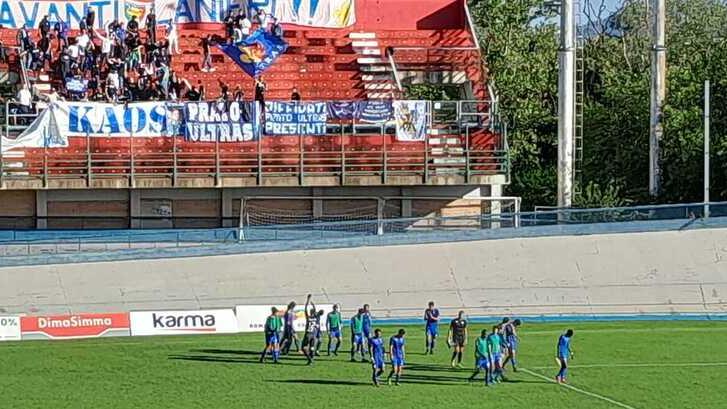 I giocatori del Prato salutano i propri tifosi allo stadio Morgagni di Forlì