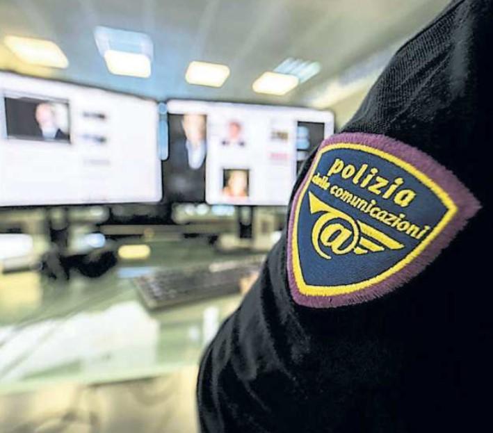 
	Un agente della Polizia Postale al lavoro


