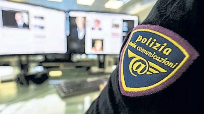 Un agente della Polizia Postale al lavoro