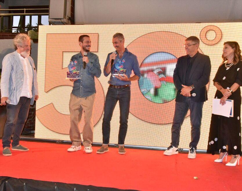 La consegna del Premio Satira per la tv a Luca e Paolo