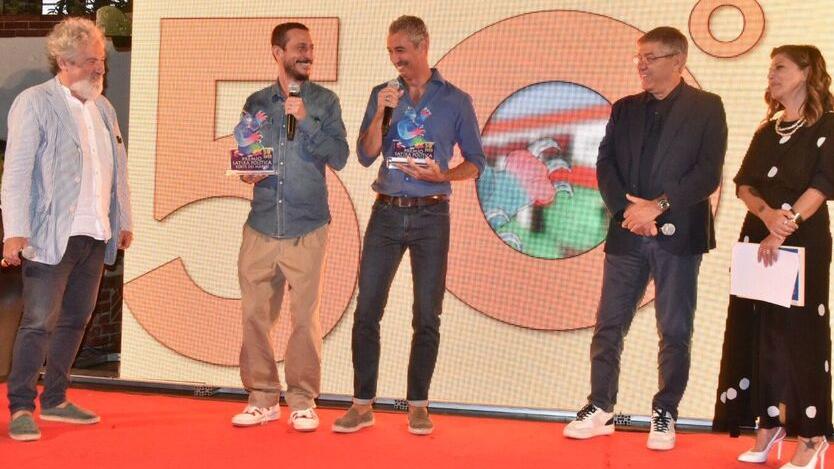 La consegna del Premio Satira per la tv a Luca e Paolo
