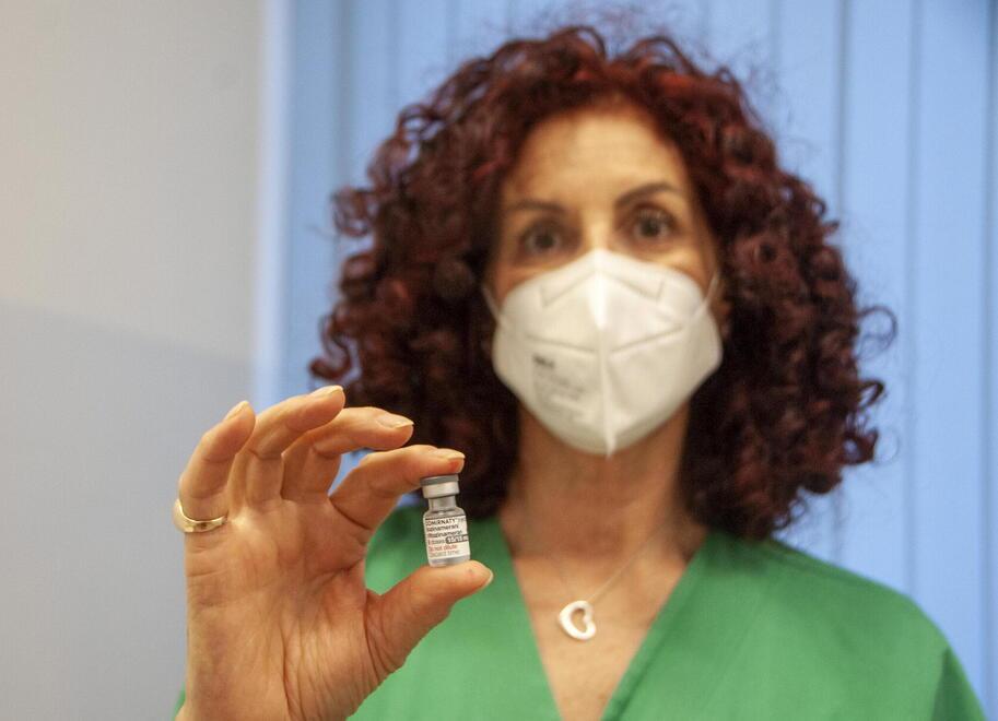 Covid, in Versila ecco 400 nuovi vaccini a settimana: ma per ora prenotano in pochi 
