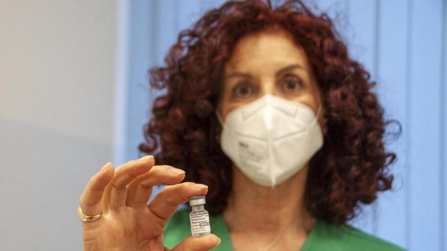 Covid, in Versila ecco 400 nuovi vaccini a settimana: ma per ora prenotano in pochi