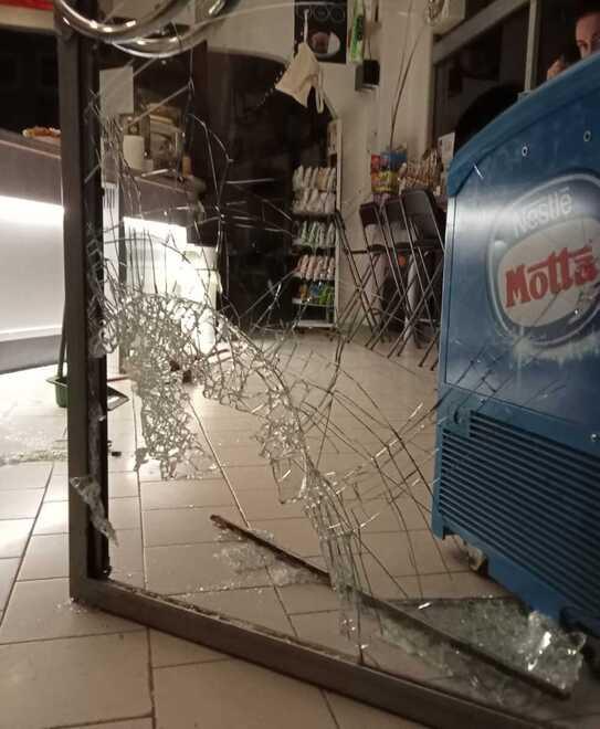 Spaccata e furto in piazza al Bar 46 Sparite sigarette e generi alimenari