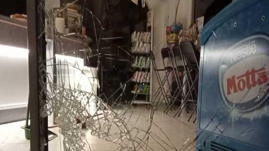 Spaccata e furto in piazza al Bar 46 Sparite sigarette e generi alimenari
