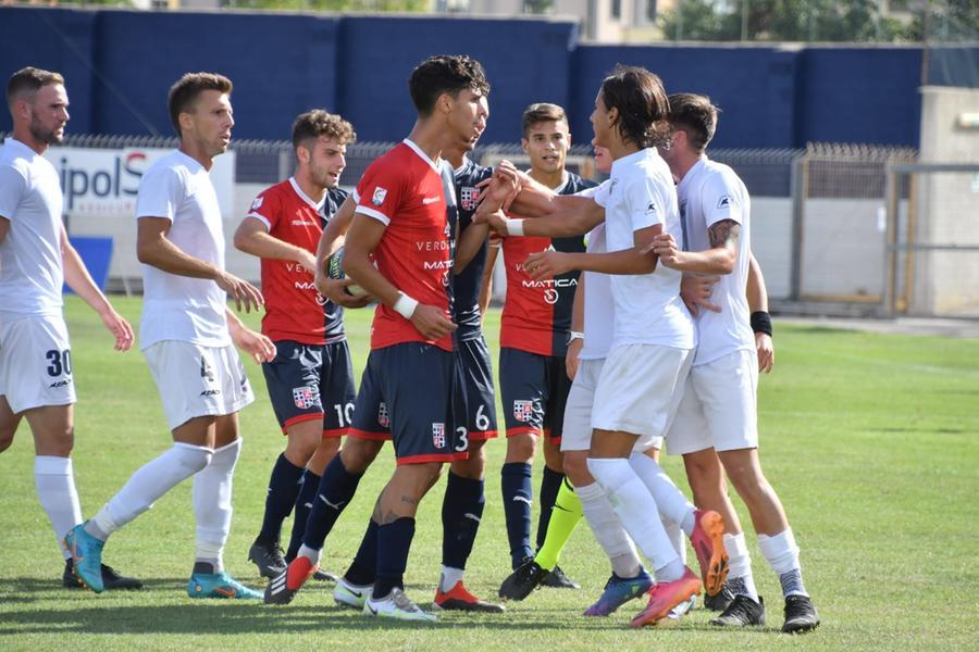 
	Una concitata fase della partita Torres-Imolese (foto mauro chessa)

