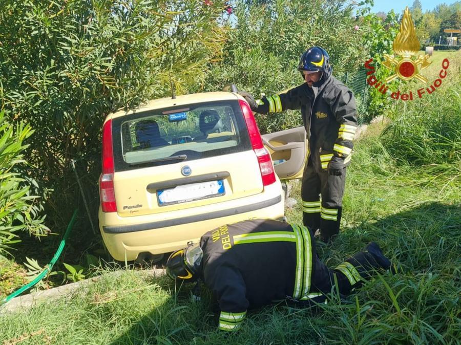 Vola con l’auto fuori strada, grave un 69enne