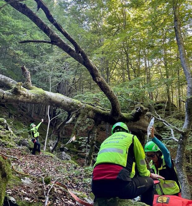 Ventasso, cade in mountain bike e sbatte contro a un faggio: grave 17enne