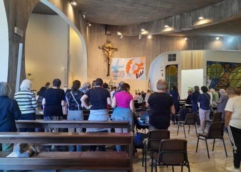 Pisa, nella chiesa del sacerdote sospeso: «Pedofilo? Le accuse vanno provate» 