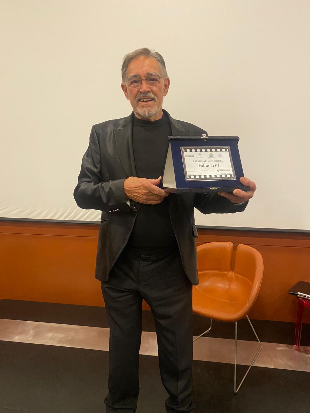 Il premio alla carriera consegnato a Cagliari a Fabio Testi