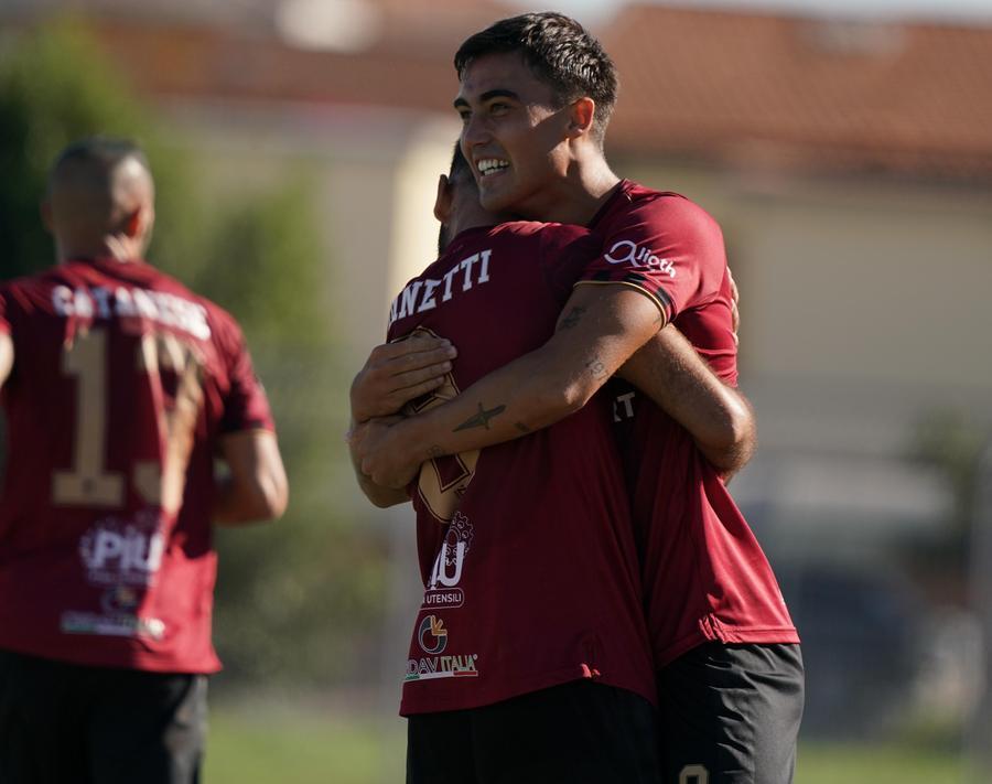 
	L'esultanza di Petrovic dopo la rete che regala il pareggio al Pontedera nel match con la Vis Pesaro (Foto di Franco Silvi)

