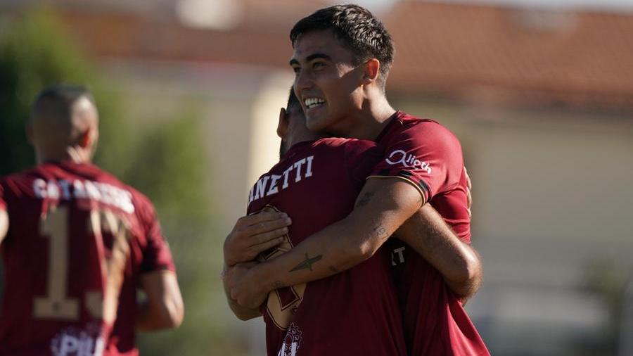 L'esultanza di Petrovic dopo la rete che regala il pareggio al Pontedera nel match con la Vis Pesaro (Foto di Franco Silvi)