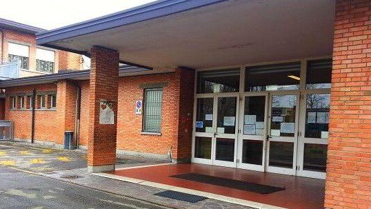 Carpi Alle scuole “Frank” tombini sporchi: arriva la mamma col rastrello