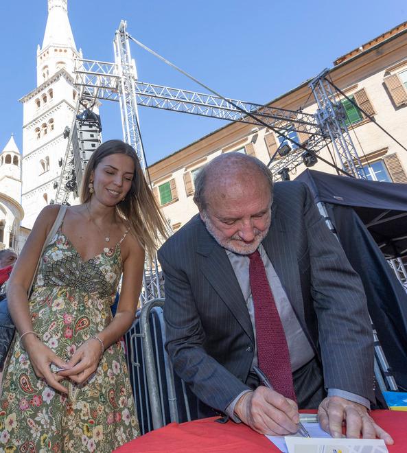 Modena. Galimberti spara sulla scuola: «Forse istruisce, ma non educa» 