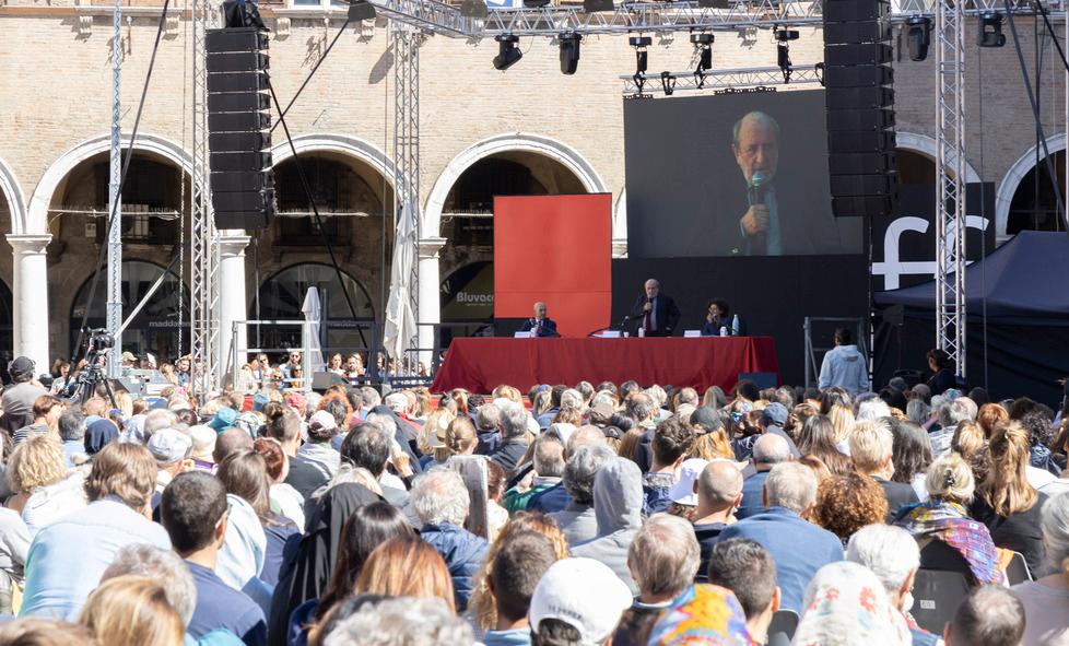 Modena. Oltre tremila in piazza per il prof Galimberti persone fino a corso Canalchiaro 