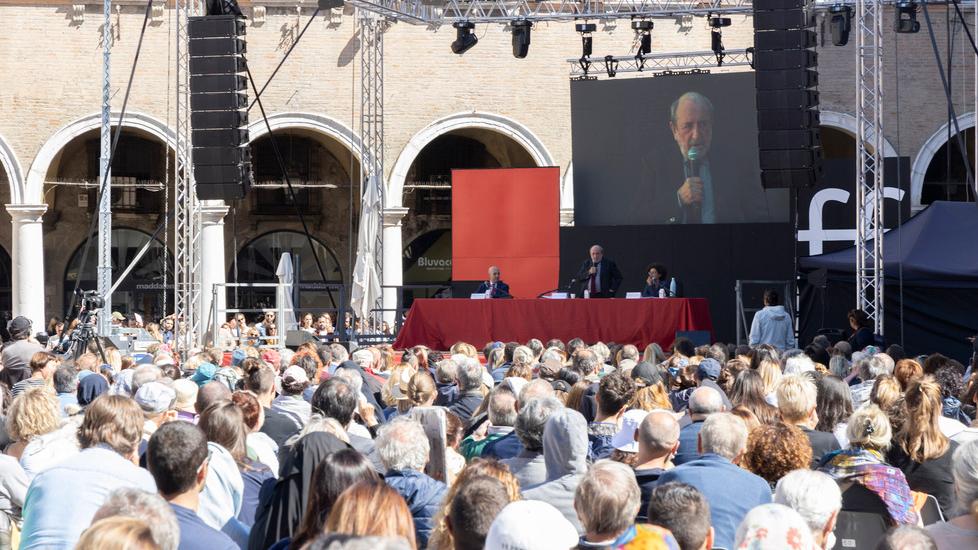Modena. Oltre tremila in piazza per il prof Galimberti persone fino a corso Canalchiaro