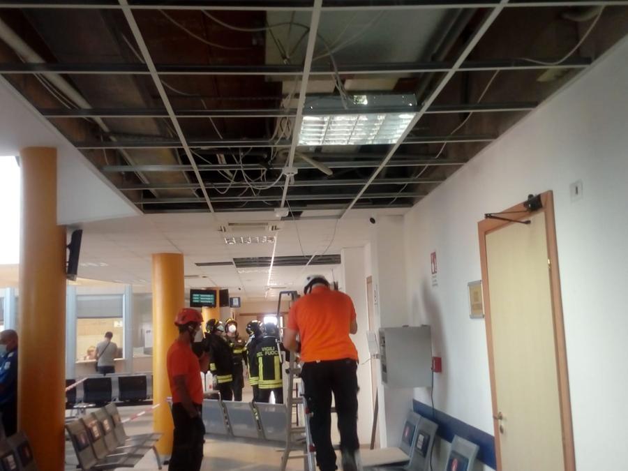 Crolla il controsoffitto del poliambulatorio di Tortolì, ferita una persona