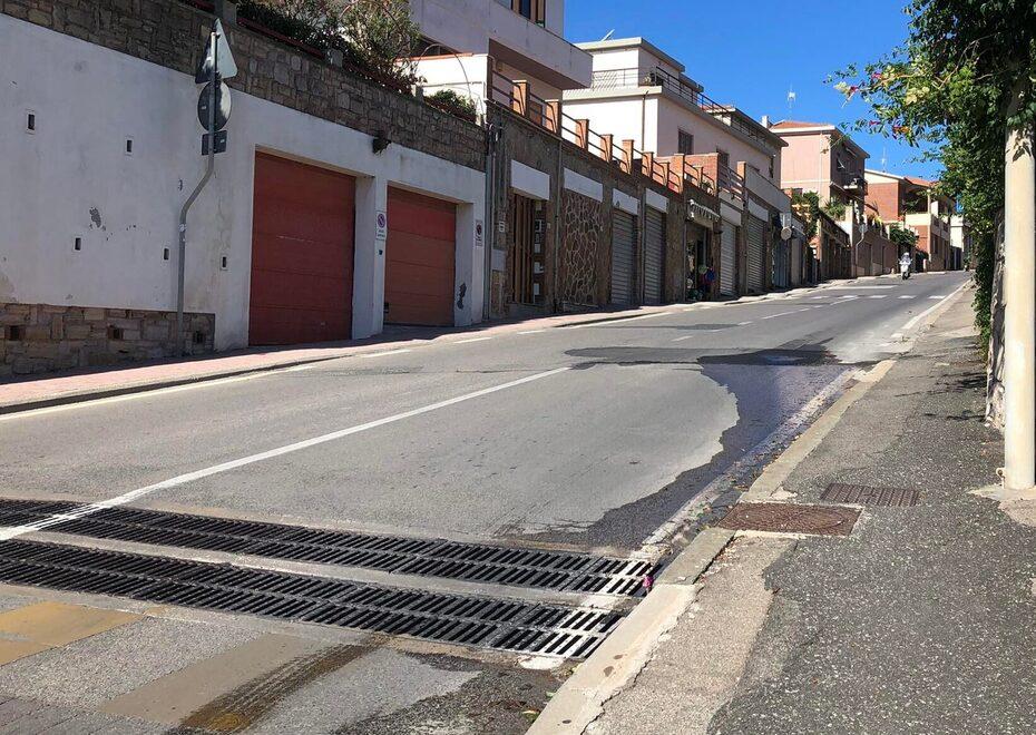 Via Salivoli, tanti rischi per i pedoni: le perdite d’acqua allagano strada 