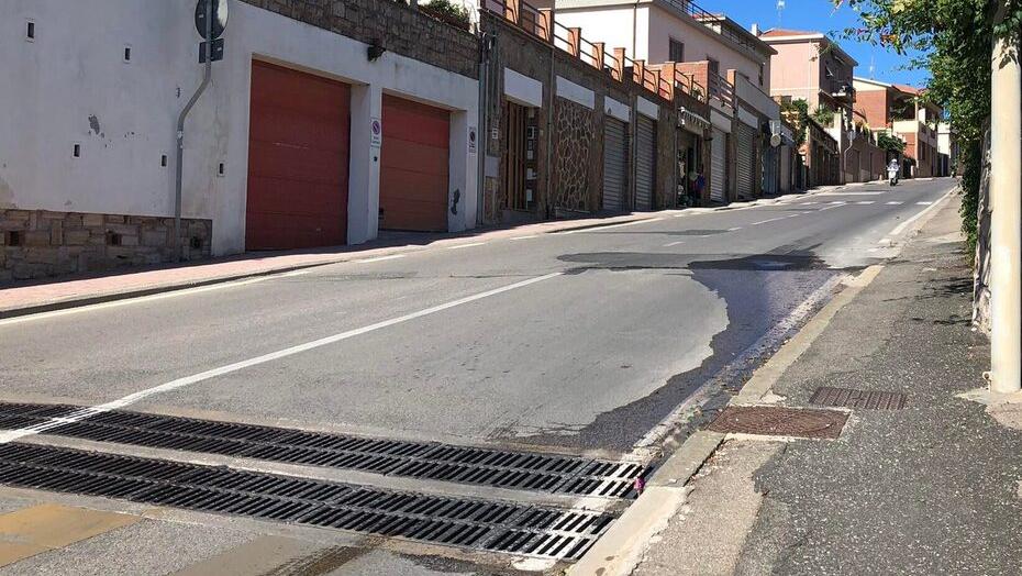 Via Salivoli, tanti rischi per i pedoni: le perdite d’acqua allagano strada