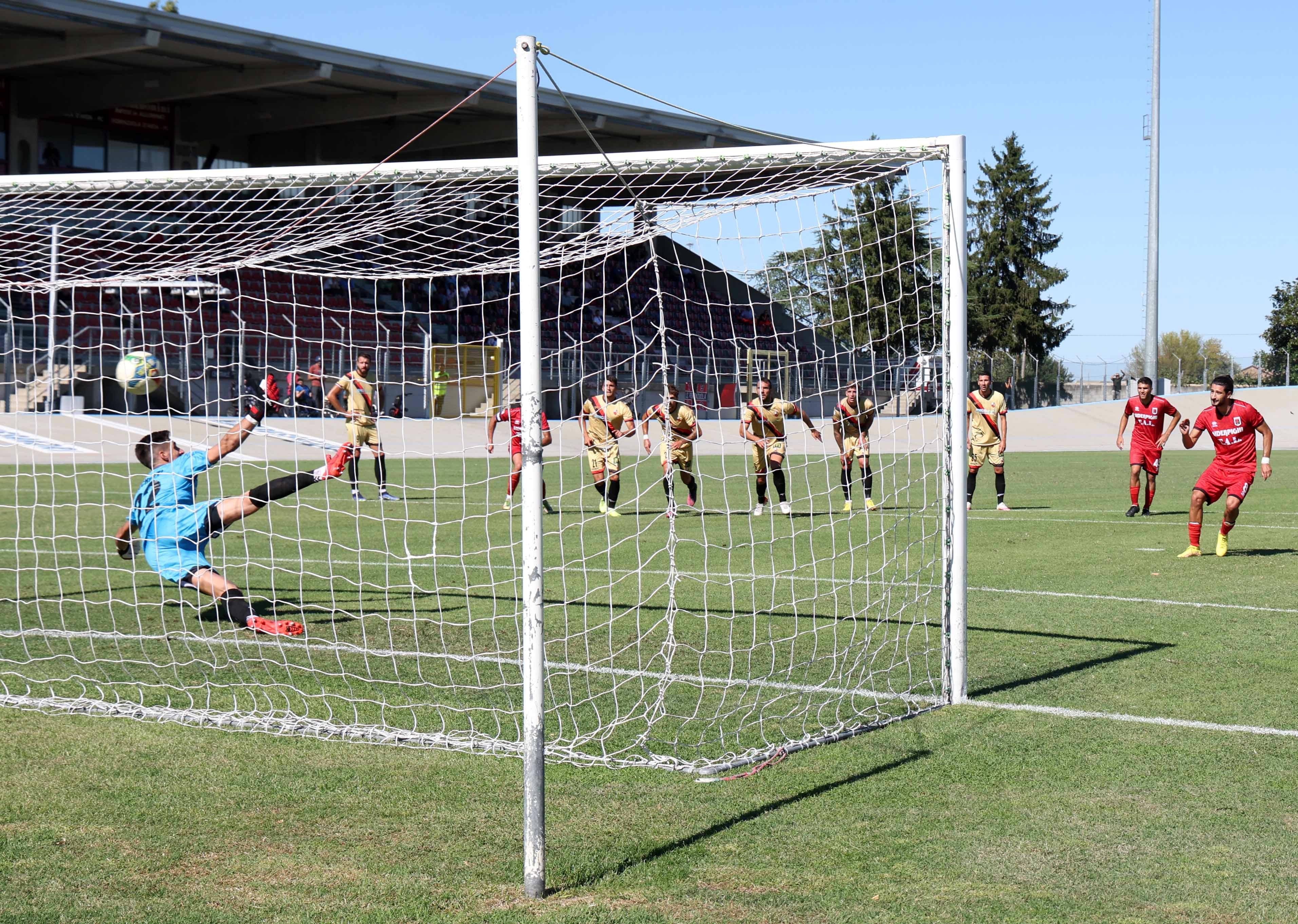 Lucchese spreca cinque palle gol e il Fiorenzuola incassa i tre punti 