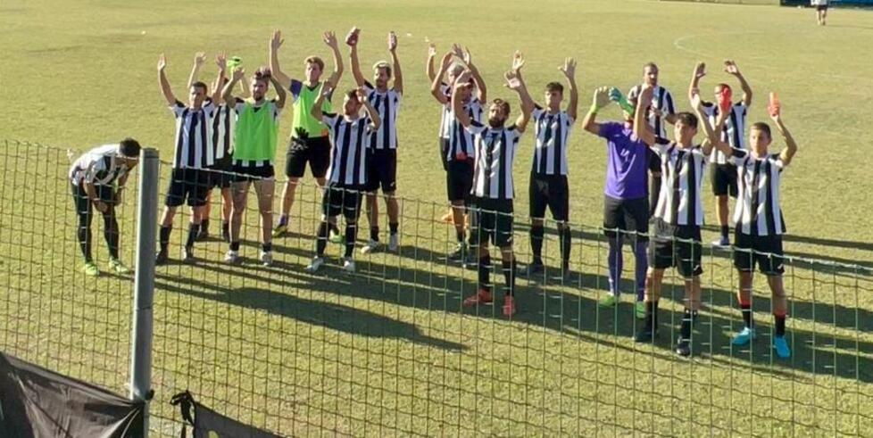 La squadra del Viareggio festeggiata dai tifosi a Serricciolo