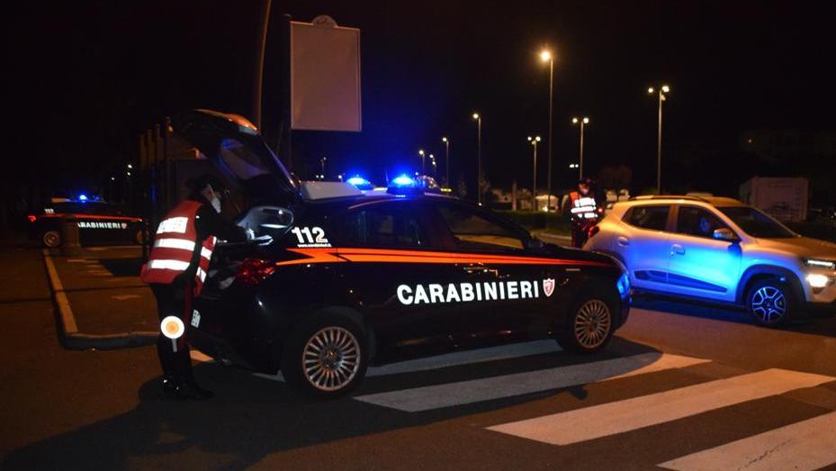 C’è un furto dal vicino, lui chiama i carabinieri e insegue i ladri in fuga