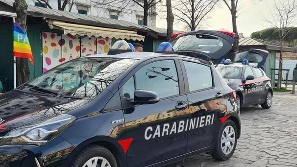 Due pattuglie dei carabinieri in piazza Garibaldi