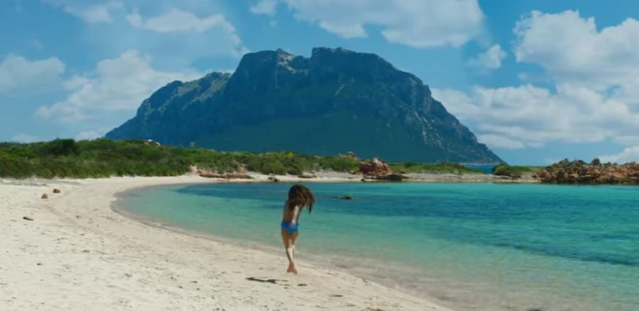 
	Un fotogramma dello spot pubblicitario con l'isola di Tavolara sullo sfondo

