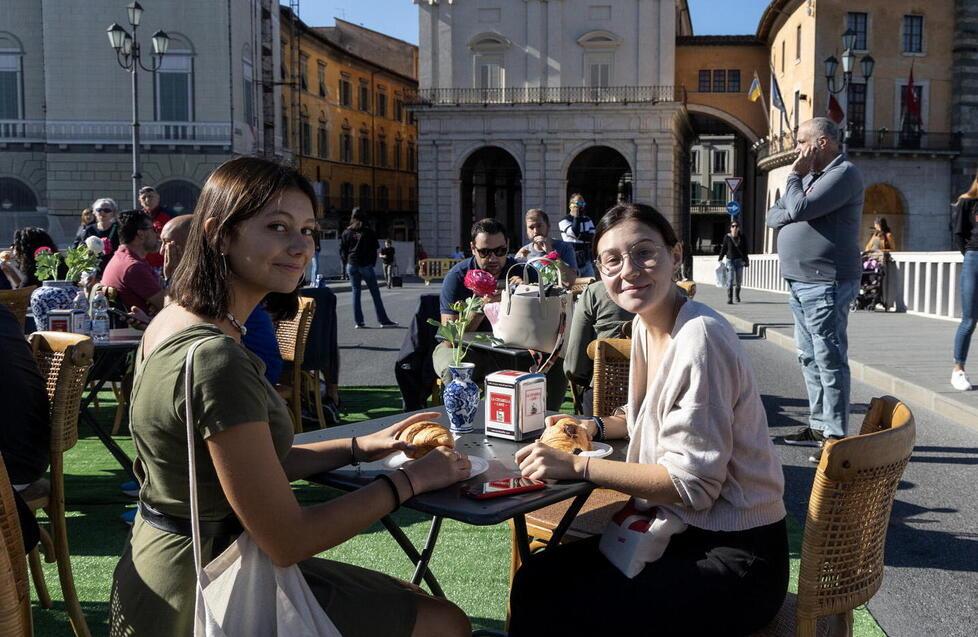 Pisa, caffè e cornetto sul Ponte di Mezzo: «Magari fosse sempre così» 
