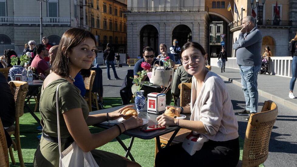 Pisa, caffè e cornetto sul Ponte di Mezzo: «Magari fosse sempre così»